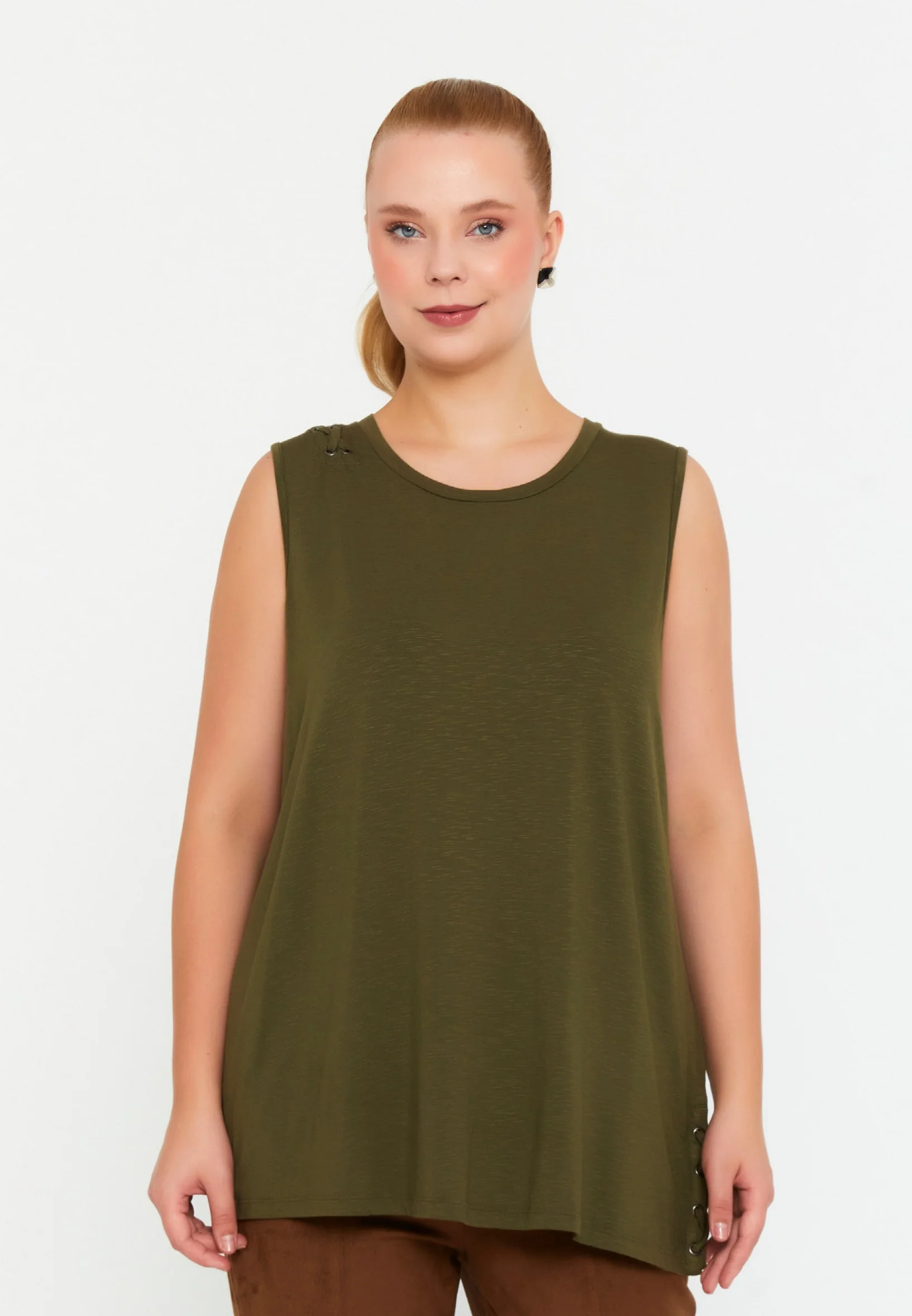 Sleeveless Solid Color Plus Size Blouse faiu36044